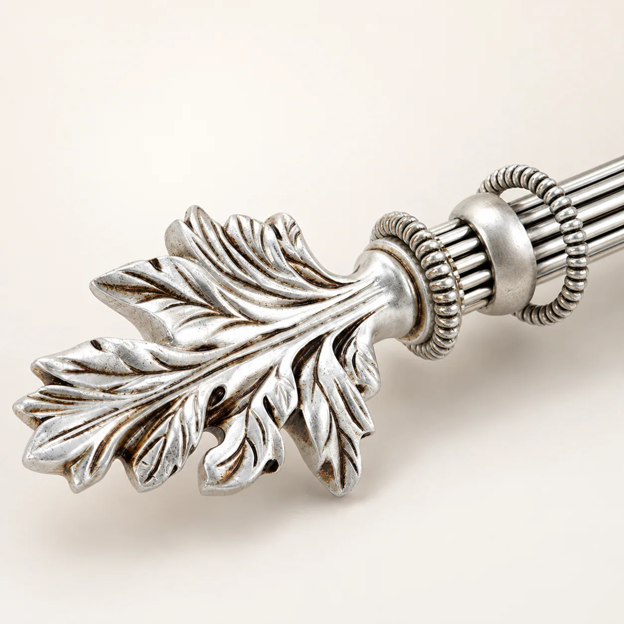 قضيب ستائر الفضي بزخرفة الأوراق — Antique Silver